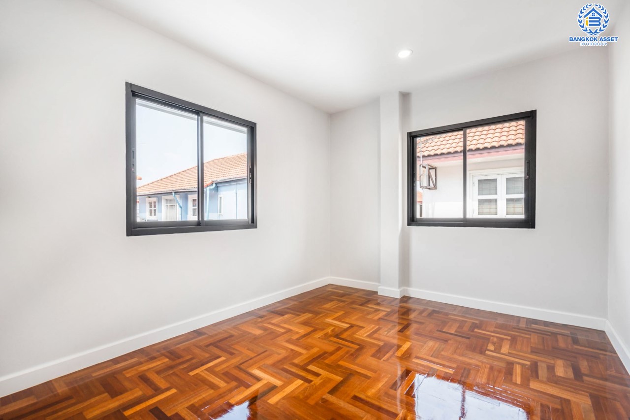 บ้านมือสองตกแต่งใหม่ ม.ลานทอง ติวานนท์-ปากเกร็ด เนื้อที่ 54 ตร.ว. ฟังก์ชัน 3 ห้องนอน 2 ห้องน้ำ บนทำเลทองเดินทางสะดวกติด ถ.ติวานนท์ ใกล้ห้าแยกปากเกร็ด เมืองทองธานี ทางด่วน, เซ็นทรัลแจ้งวัฒนะ และรถไฟฟ้าสายสีชมพู (สายอนาคต) "สถานีปากเกร็ด"